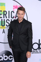 Justin Hartley Sweatshirt #2890404