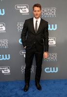 Justin Hartley Longsleeve T-shirt #2963064