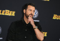 Justin Theroux Longsleeve T-shirt #3801996