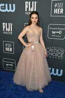 Kaitlyn Dever mug #G2553397