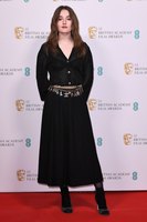 Kaitlyn Dever mug #G2553511