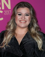 Kelly Clarkson Longsleeve T-shirt #2898197