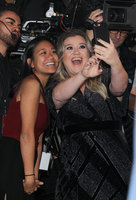 Kelly Clarkson Longsleeve T-shirt #2898207
