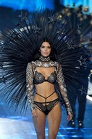 Kendall Jenner Longsleeve T-shirt #3793055