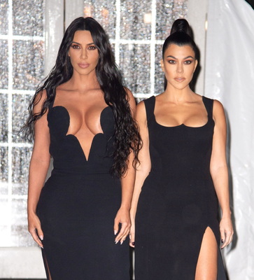 Kourtney Kardashian And Kim Kardashian Mouse Pad 3796044