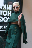 Lady Gaga Longsleeve T-shirt #2630029