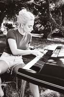 Lady Gaga Longsleeve T-shirt #2736503