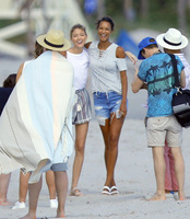 Lais Ribeiro Longsleeve T-shirt #2904677