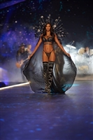 Lais Ribeiro Longsleeve T-shirt #3635582