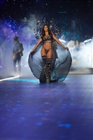 Lais Ribeiro Longsleeve T-shirt #3635586