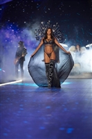 Lais Ribeiro Longsleeve T-shirt #3635588