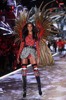 Lais Ribeiro Longsleeve T-shirt #3794291