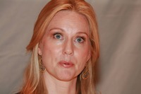Laura Linney Longsleeve T-shirt #2435232