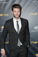 Liam Hemsworth Longsleeve T-shirt #3796942