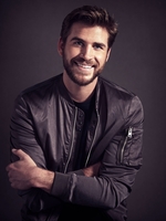 Liam Hemsworth Longsleeve T-shirt #3822384