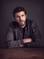 Liam Hemsworth Longsleeve T-shirt #3822394