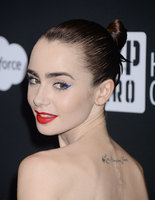 Lily Collins Longsleeve T-shirt #3790536