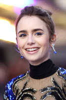 Lily Collins Sweatshirt #3829174