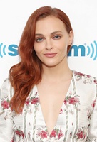 Madeline Brewer mug #G2477487