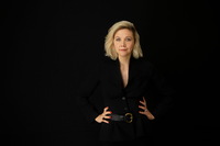 Maggie Gyllenhaal Longsleeve T-shirt #3664007