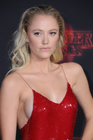 Maika Monroe Sweatshirt #2824213