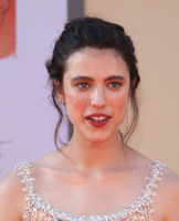 Margaret Qualley Sweatshirt #3881710