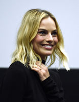 Margot Robbie Longsleeve T-shirt #3110453