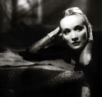 Marlene Dietrich Longsleeve T-shirt #2684451