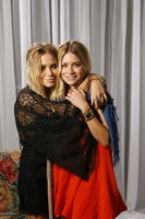 Mary-kate Olsen & Ashley Olsen Longsleeve T-shirt #3633043