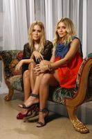 Mary-kate Olsen & Ashley Olsen Longsleeve T-shirt #3633045