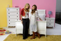 Mary-kate Olsen & Ashley Olsen Longsleeve T-shirt #3633046