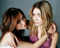 Mary-kate Olsen & Ashley Olsen Longsleeve T-shirt #3633054