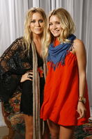 Mary-kate Olsen & Ashley Olsen Sweatshirt #3633058