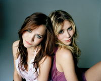 Mary-kate Olsen & Ashley Olsen Longsleeve T-shirt #3633061