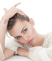 Miley Cyrus Longsleeve T-shirt #2699093