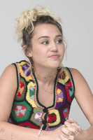 Miley Cyrus Longsleeve T-shirt #2736542