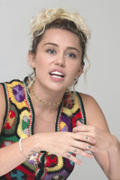 Miley Cyrus Longsleeve T-shirt #2736548