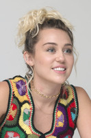Miley Cyrus Longsleeve T-shirt #2736560