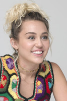 Miley Cyrus Longsleeve T-shirt #2736566