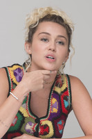 Miley Cyrus Longsleeve T-shirt #2736568