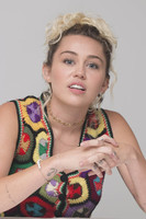 Miley Cyrus Sweatshirt #2736572