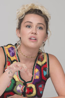 Miley Cyrus Sweatshirt #2736576