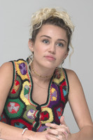 Miley Cyrus Longsleeve T-shirt #2736578