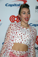 Miley Cyrus Longsleeve T-shirt #2800183
