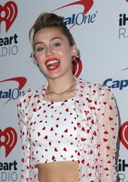 Miley Cyrus Longsleeve T-shirt #2800317