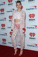 Miley Cyrus Longsleeve T-shirt #2800379