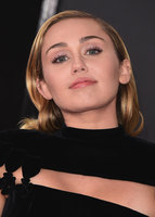 Miley Cyrus Longsleeve T-shirt #3238892