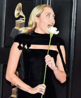 Miley Cyrus Sweatshirt #3238915