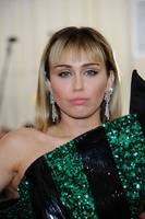 Miley Cyrus Longsleeve T-shirt #3866556
