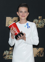 Millie Bobby Brown Longsleeve T-shirt #2793148